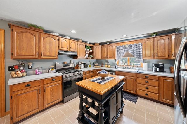 11 Leonard St, Carver, MA 02330
