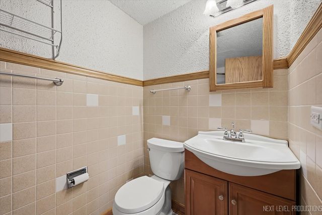 28W041 Elm Drive, West Chicago, IL 60185