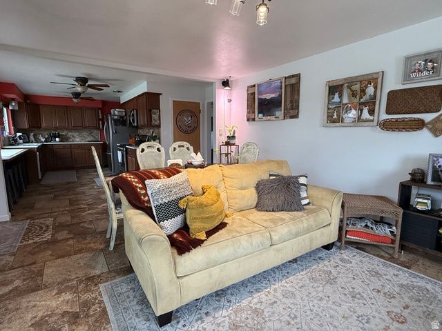 1130 E HILLCREST, Springville, UT 84663