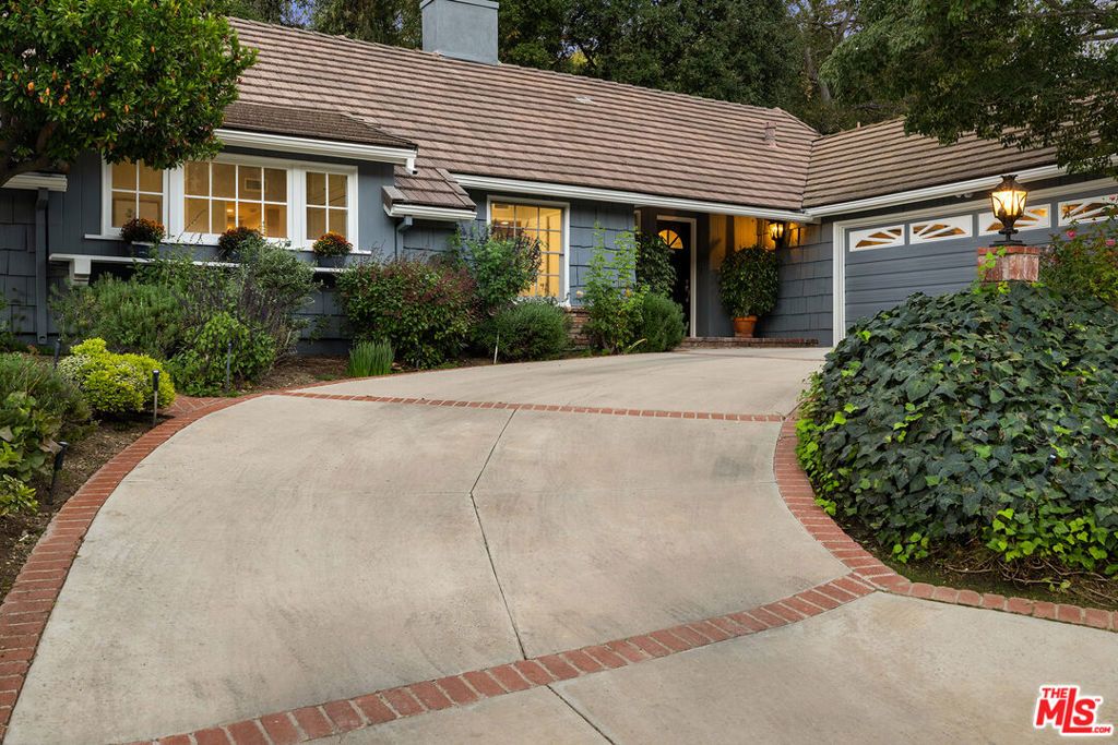 3920 Stone Canyon Avenue, Sherman Oaks, CA 91403