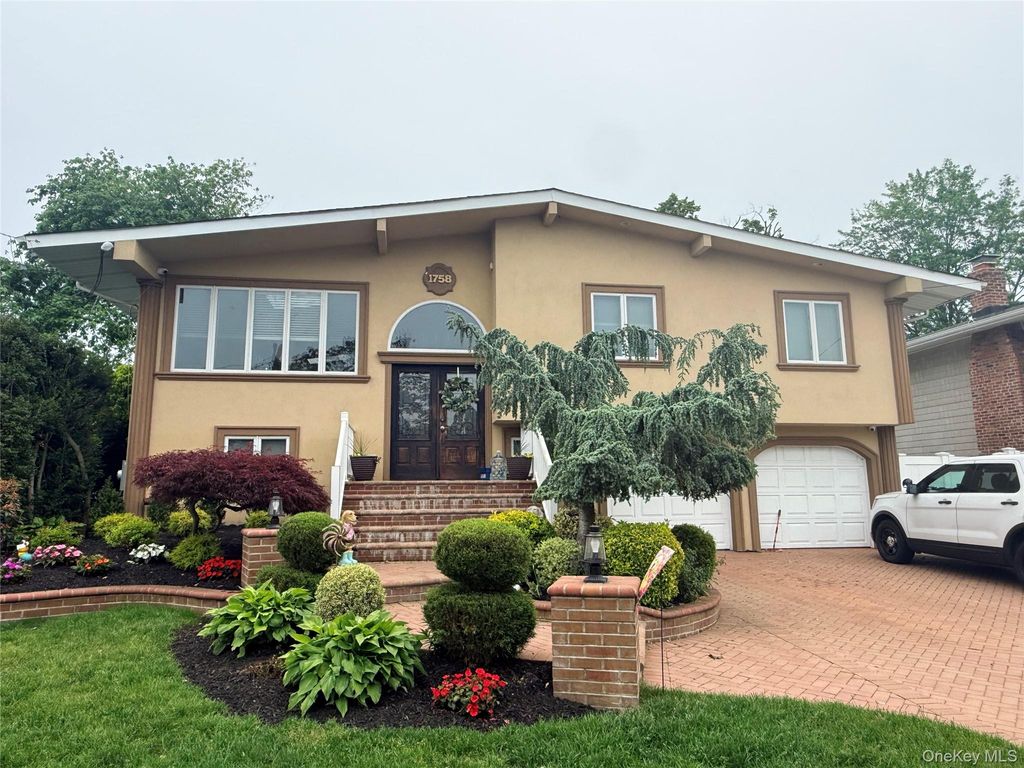 1758 John Street, Merrick, NY 11566