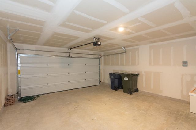 153 Starpacker LN, Jarrell, TX 76537