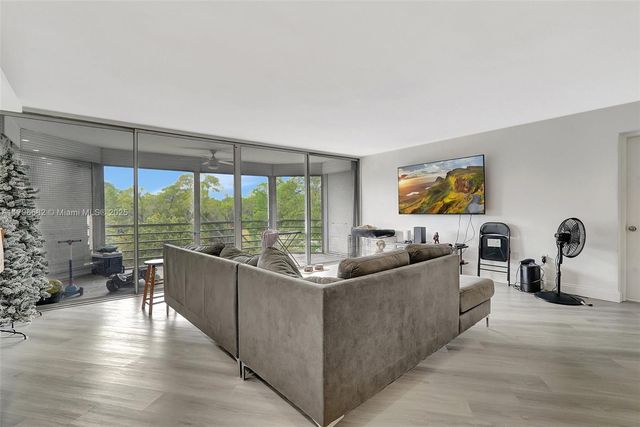 1301 NE 191st St F417, Miami, FL 33179