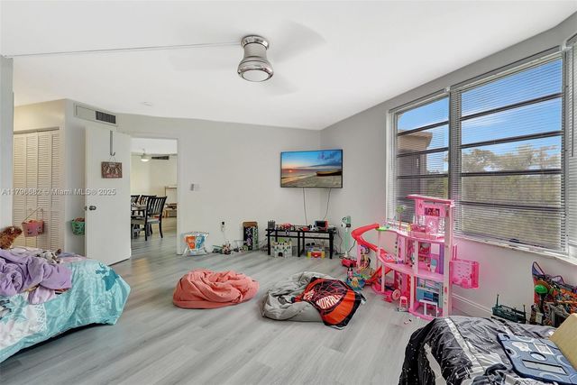 1301 NE 191st St F417, Miami, FL 33179