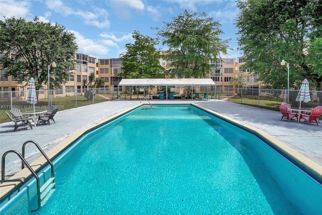 1301 NE 191st St F417, Miami, FL 33179