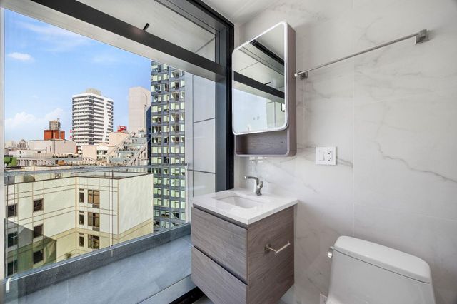 4262 Hunter St Apt 12A, New York City, NY 11101