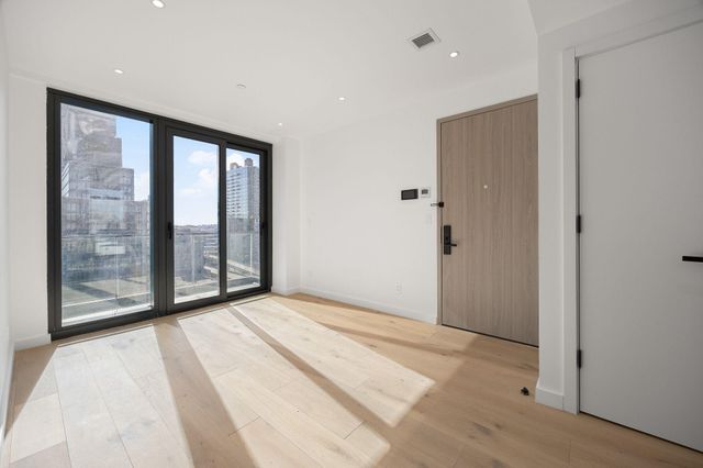 4262 Hunter St Apt 12A, New York City, NY 11101