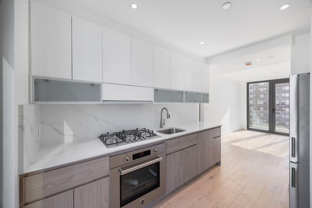 4262 Hunter St Apt 12A, New York City, NY 11101