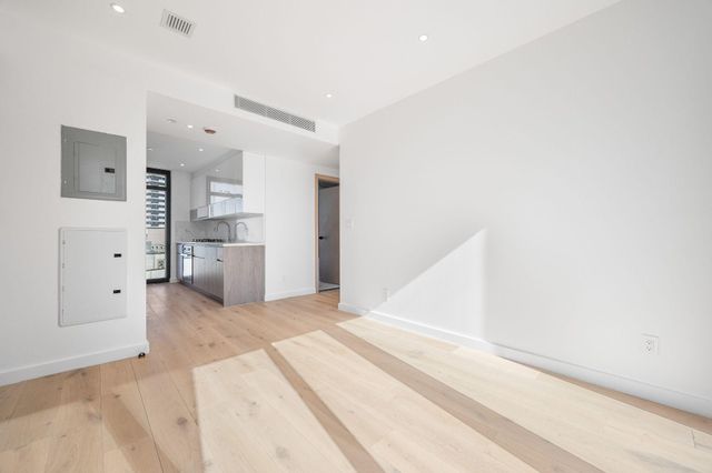 4262 Hunter St Apt 12A, New York City, NY 11101