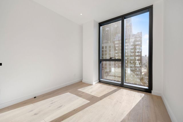 4262 Hunter St Apt 12A, New York City, NY 11101