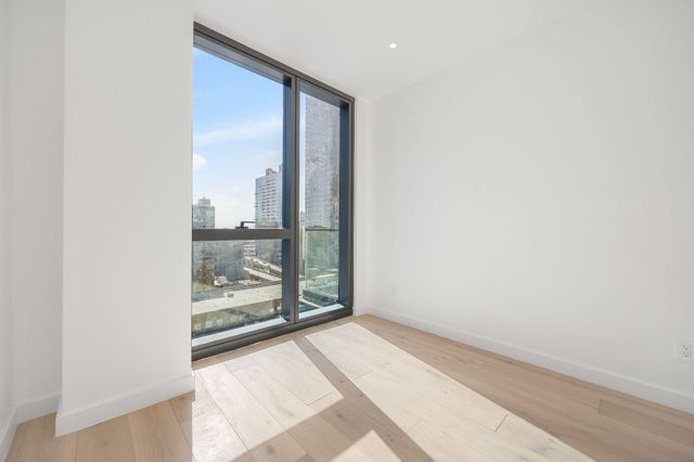 4262 Hunter St Apt 12A, New York City, NY 11101