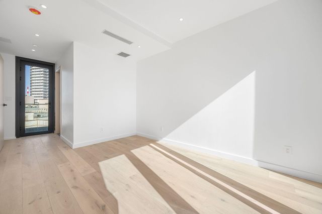 4262 Hunter St Apt 12A, New York City, NY 11101
