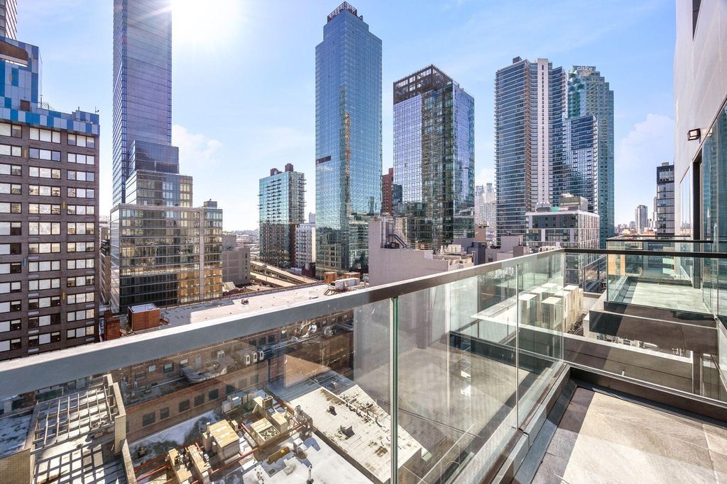 4262 Hunter St Apt 12A, New York City, NY 11101