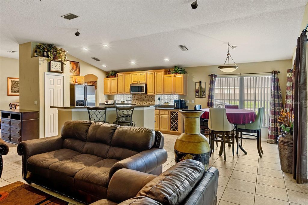 Image 12 of property listing at 4627 WHISPERING WIND AVENUE, Tampa, FL 33614