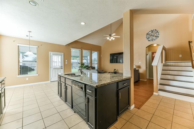 2889 Flower Creek Lane, Dickinson, TX 77539