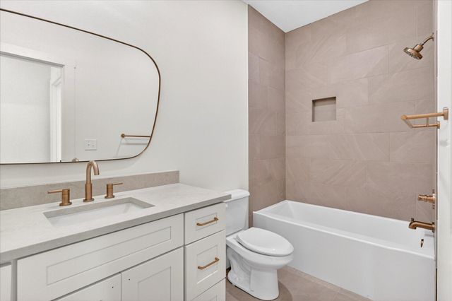 930 E Canterbury Street, Springfield, MO 65810