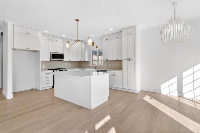 930 E Canterbury Street, Springfield, MO 65810