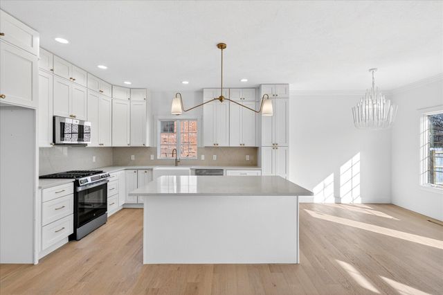 930 E Canterbury Street, Springfield, MO 65810