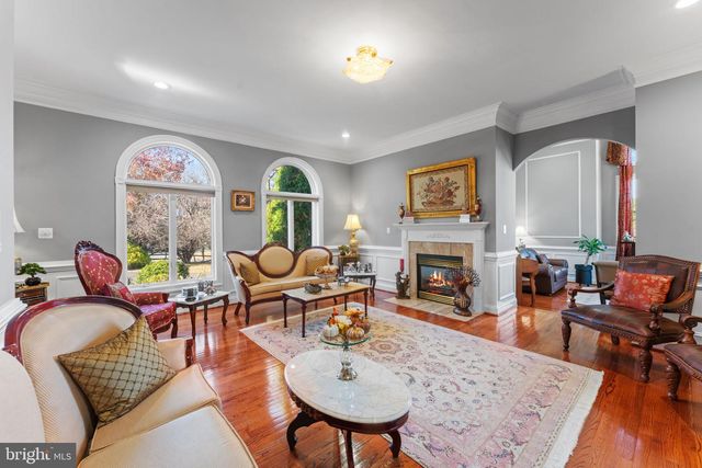 627 WALKER RD, Great Falls, VA 22066