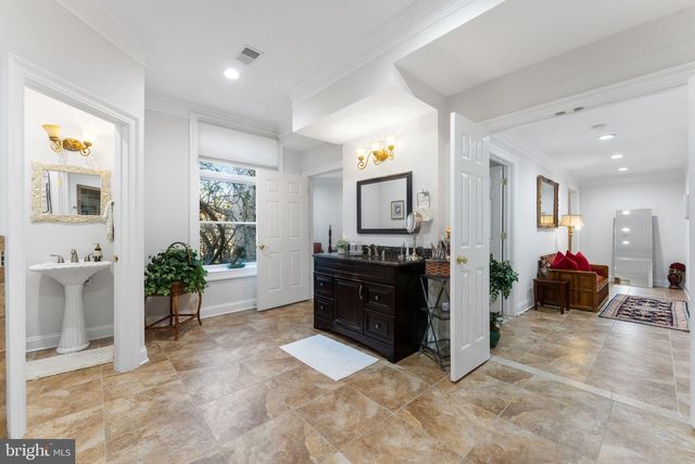 627 WALKER RD, Great Falls, VA 22066