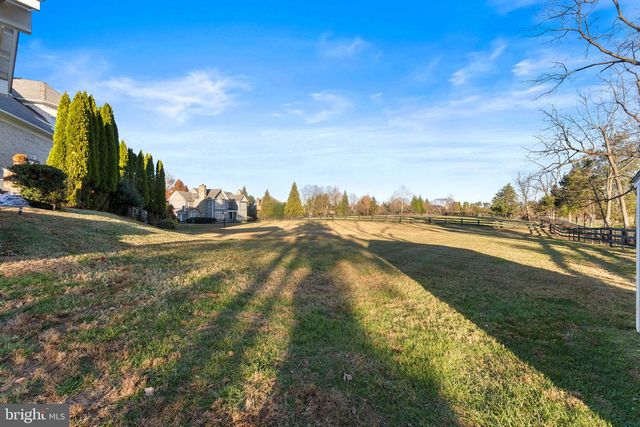 627 WALKER RD, Great Falls, VA 22066