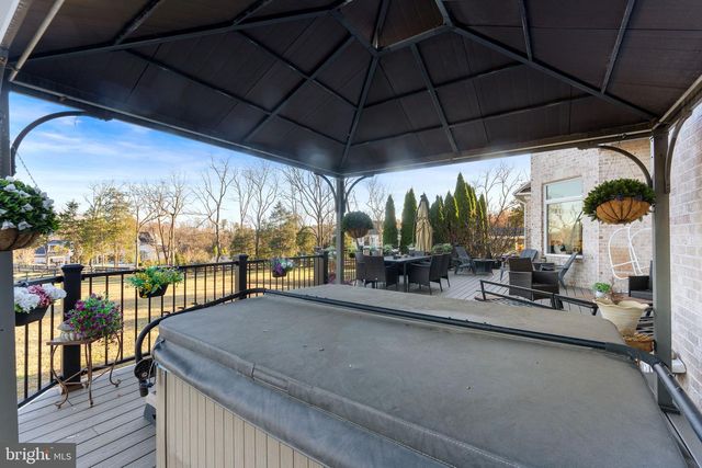 627 WALKER RD, Great Falls, VA 22066