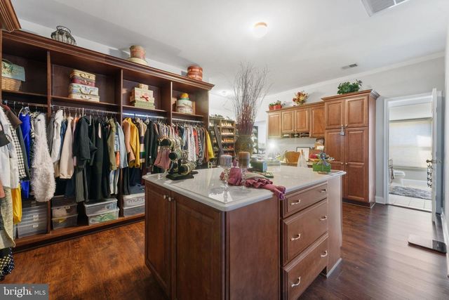 627 WALKER RD, Great Falls, VA 22066