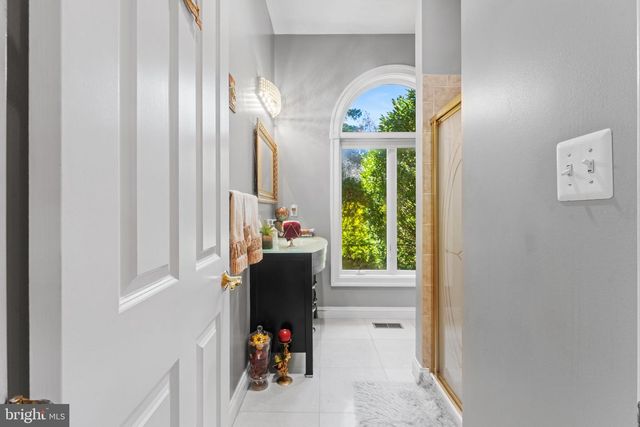 627 WALKER RD, Great Falls, VA 22066