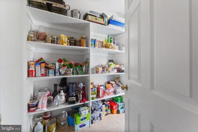 627 WALKER RD, Great Falls, VA 22066