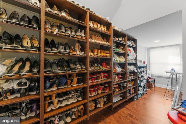 627 WALKER RD, Great Falls, VA 22066