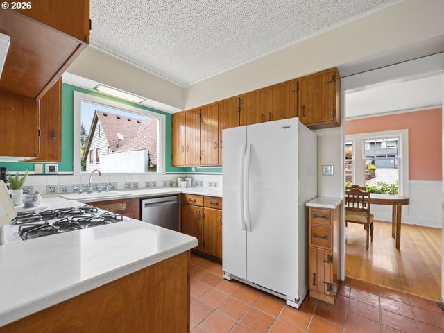 6154 Se TAYLOR Ct, Portland, OR 97215