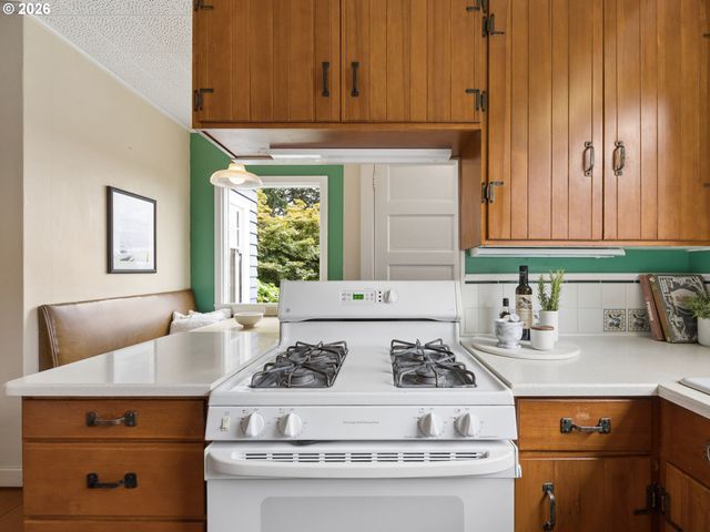 6154 Se TAYLOR Ct, Portland, OR 97215