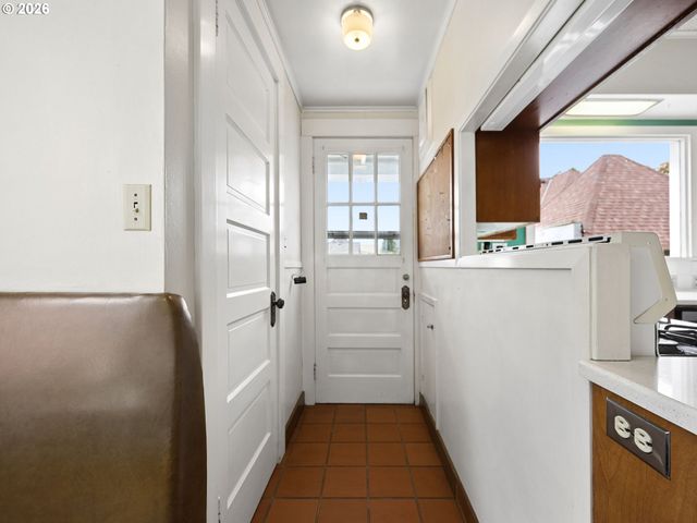 6154 Se TAYLOR Ct, Portland, OR 97215