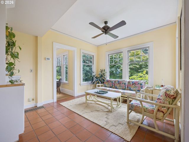 6154 Se TAYLOR Ct, Portland, OR 97215