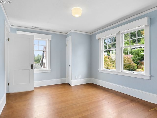 6154 Se TAYLOR Ct, Portland, OR 97215