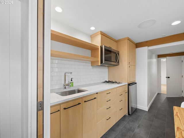 6154 Se TAYLOR Ct, Portland, OR 97215