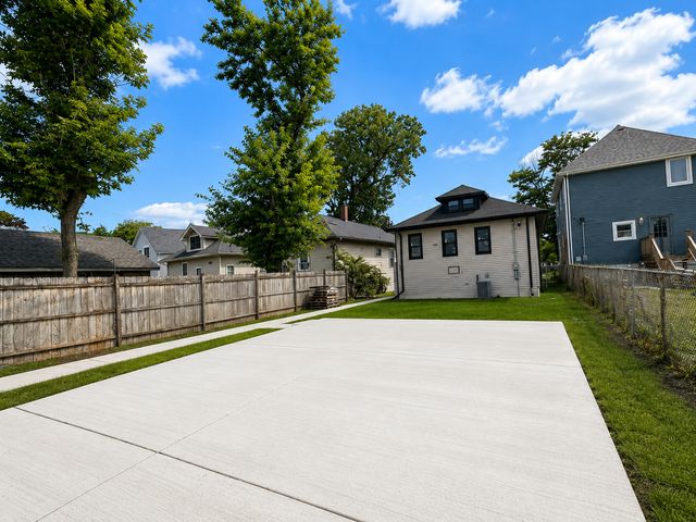 139 S 12th Avenue, Maywood, IL 60153
