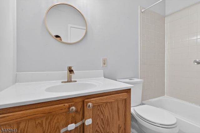 11 Evergreen Dr 63, Clifton City, NJ 07014