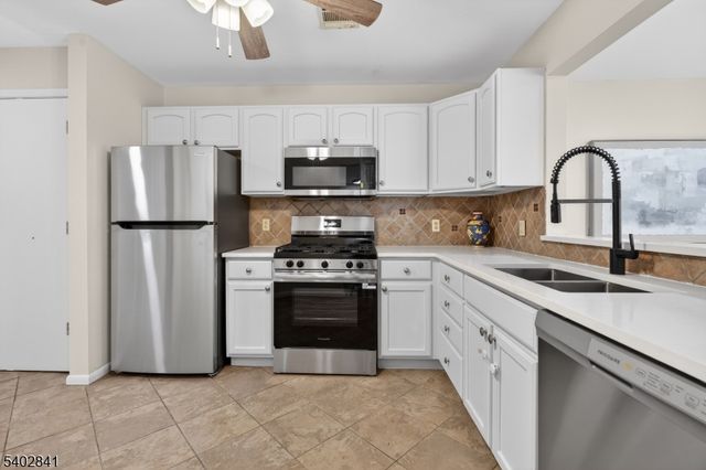 11 Evergreen Dr 63, Clifton City, NJ 07014