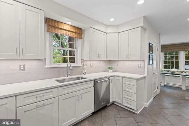 2229 N QUANTICO ST, Arlington, VA 22205