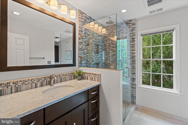 2229 N QUANTICO ST, Arlington, VA 22205