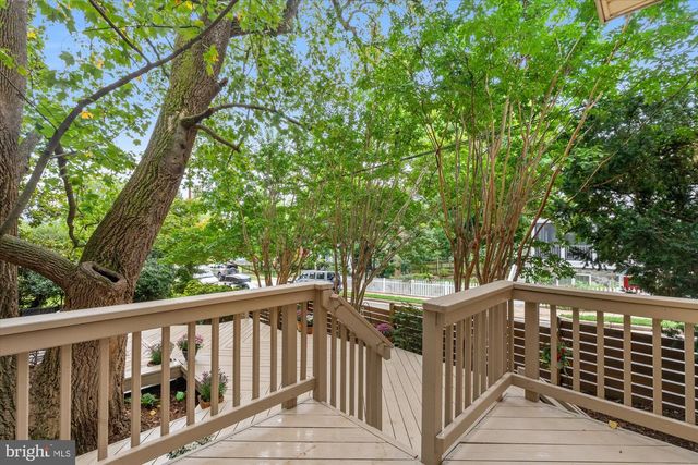 2229 N QUANTICO ST, Arlington, VA 22205