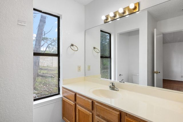 127 White Tail Dr, Kerrville, TX 78028