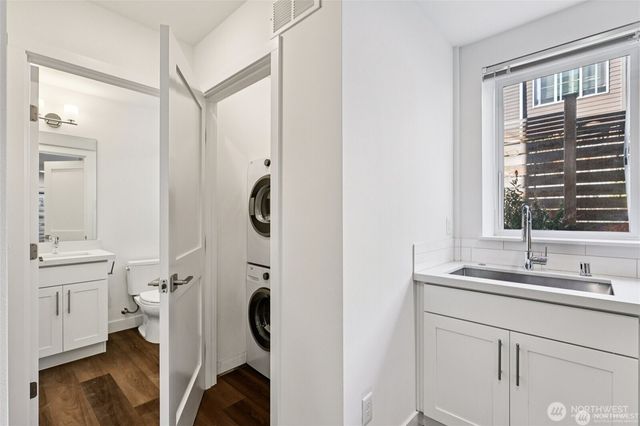 5257 Brooklyn Avenue NE, Seattle, WA 98105