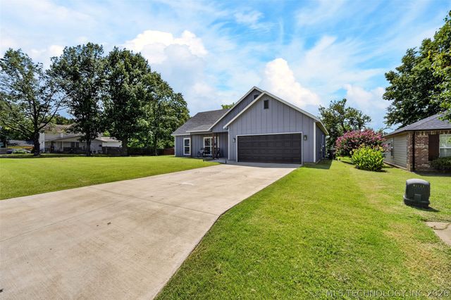 100 N Eufaula Avenue, Coweta, OK 74429