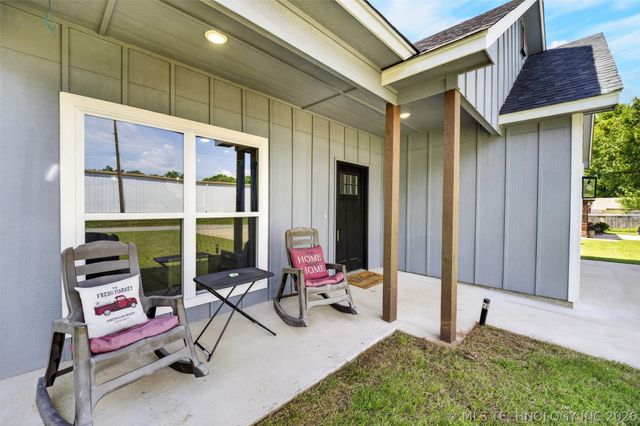 100 N Eufaula Avenue, Coweta, OK 74429