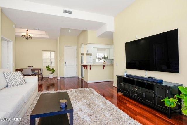 10740 Moorpark Street 304, Toluca Lake, CA 91602