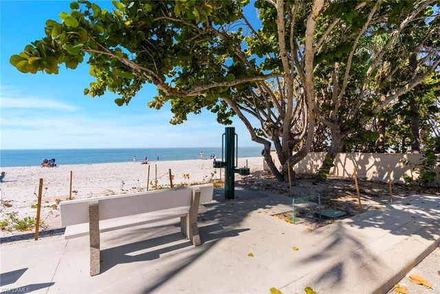 395 7th AVE S, Naples, FL 34102