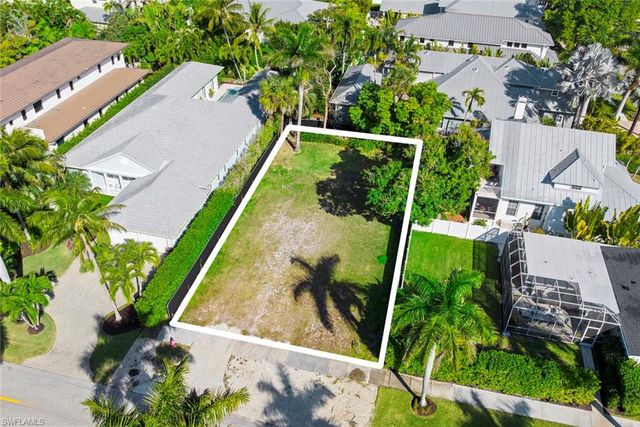 395 7th AVE S, Naples, FL 34102