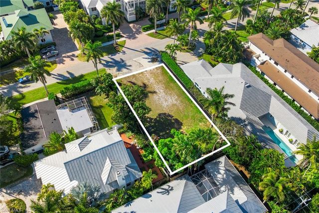 395 7th AVE S, Naples, FL 34102